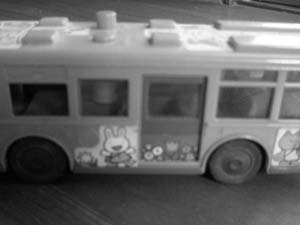 ドアの閉まったバスのおもちゃの写真
