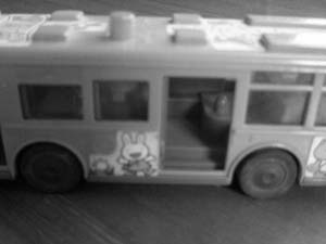 ドアが開いたバスのおもちゃの写真